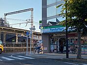 コンビニ「ファミリーマート羽村駅東口店まで478m」