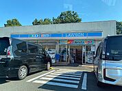 コンビニ「ローソン日野神明二丁目店まで636m」