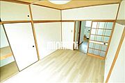 白いフローリングで明るい印象のお部屋です☆