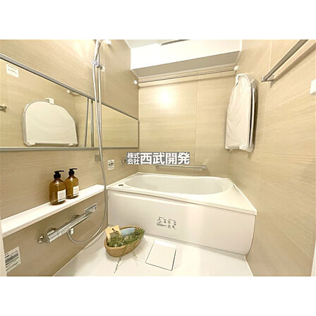 【Bathroom】一日の疲れを癒してくれる場所ですので、空間自体も落ち着きのあるカラーで纏めて、全体的にゆったりとした雰囲気を演出しております。お子様と一緒に入浴頂ける十分な広さもございます。