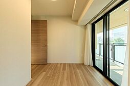 洋室からバルコニーへアクセス可能