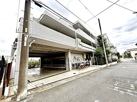 街並みに馴染むタイル張りの外観が、日常の穏やかな暮らしを予感させ、安心感のある落ち着いた佇まいを演出しています
