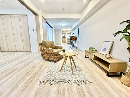 やわらかな木目の風合いが心地よく広がる、自然体の美しさを纏った穏やかな空間。