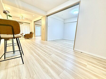連続する空間が心地よい開放感を生み出す、穏やかで上質な住空間