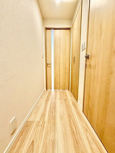 木目の美しい建具とフローリングが統一感を生み出す、穏やかな佇まいの空間です。