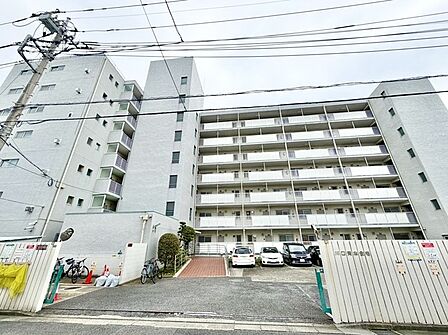 落ち着いた色合いの佇まいが周囲の街並みに溶け込む、穏やかな毎日を予感させる外観です。