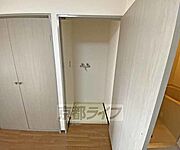 洗濯機置き場です。扉付きでお部屋がすっきりとします。