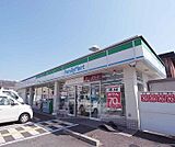 ファミリーマート　東大路山端店まで135m 東大路通沿いで、広々した駐車場もあります。