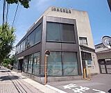 京都中央信用金庫 西京極支店まで141m 西京極総合運動公園目の前です。五条通沿いです。