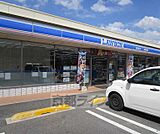 ローソン　亀岡駅前店まで600m 駅近ですが駐車場完備です。