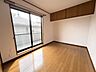 室内：（2階・洋室）上部収納付き。空間を広々と使えます。