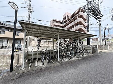 駐輪場は屋根付きなので雨から自転車を守ります