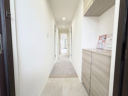 一歩足を踏み入れた瞬間から広がる、奥まで視線が抜ける明るく開放的な玄関
