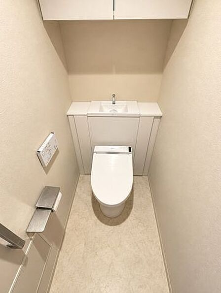 《トイレ》収納付・見た目スッキリのお手洗い※写真は一部加工(家具・備品の消去等)を含みます