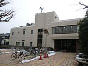 図書館「大泉図書館まで950m」