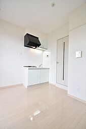 礎 1階ワンルームのリビング/ダイニング