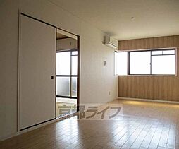 JR奈良線 六地蔵駅 徒歩5分の賃貸マンション 1階2LDKのリビング/ダイニング