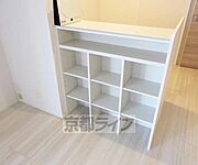 キッチン裏に棚があって便利