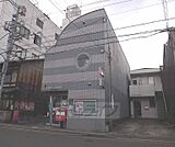 京都西洞院綾小路郵便局まで30m 向かいには公園がございます。