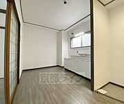 別方向から見たダイニングキッチンです。