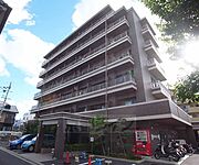 鉄筋コンクリート造の7階建てマンション。