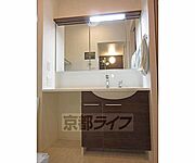 大きな鏡の洗面台です・