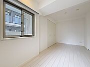 洋室は明るい色のフローリングです