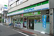 コンビニ「ファミリーマートまで870m」