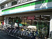 コンビニ「ファミリーマートまで180m」