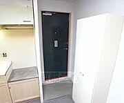 キッチンから見た玄関です