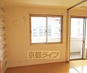 デザインクロスがおしゃれな洋室です