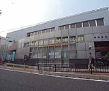 亀岡郵便局まで400m 土日も開いているゆうゆう窓口のある郵便局です。