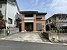 外観：爽やかな青空の下に贅沢なほどに降り注ぐ陽光、豊かな居住性と、クオリティが見事に調和した住空間は、住まうことの喜びを感じさせてくれます。