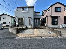 並列2台の駐車と角地の明るさが魅力の快適な家