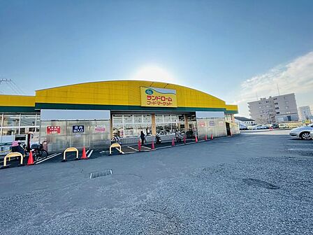 ランドロームフードマーケット勝田台店 徒歩5分。 360m