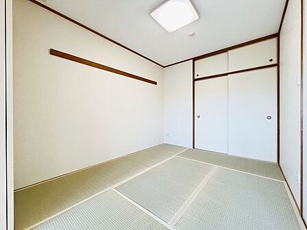 家族の気配を感じながら過ごせる、ちょうど良い約5.5帖和室