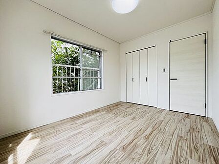 複数の窓から光が入り、心地よい開放感を味わえる角部屋約6.4帖洋室