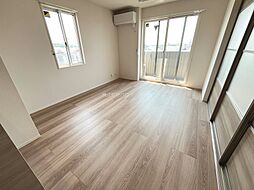 近鉄京都線 富野荘駅 徒歩6分の賃貸アパート 3階1LDKのリビング/ダイニング