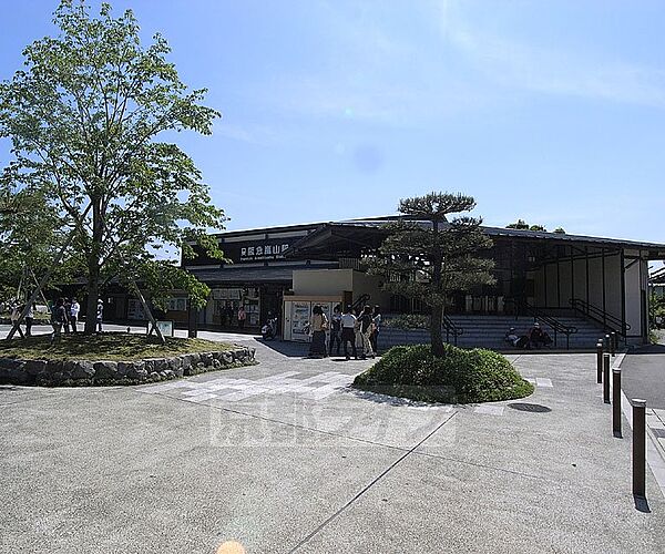 嵐山駅まで2800m