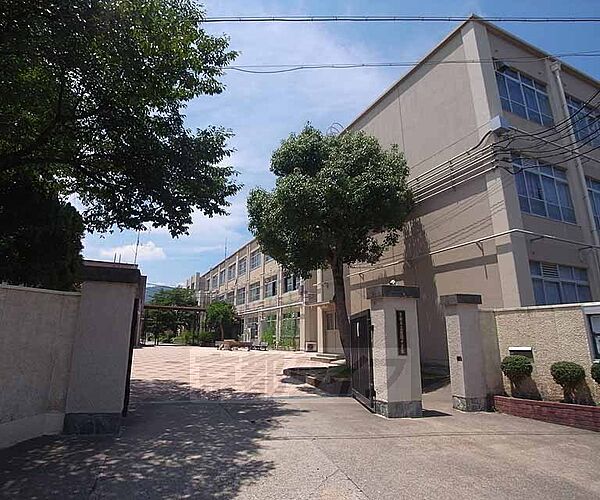 嵯峨中学校まで1004m 広沢池の南西に位置する中学校。丸太町通りからすぐです。