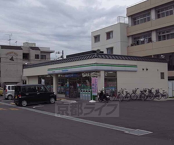 ファミリーマート太秦丸太町店まで1206m 広い駐車場が特徴のコンビニです。丸太町通り沿いにございます。