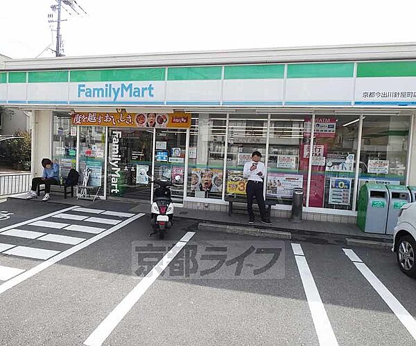 画像30:ファミリーマート京都今出川針屋町店まで320m 敷地内ガレージ付でお車でのご利用も楽々。