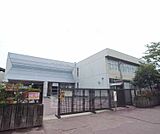 詳徳中学校まで1600m 活気のある中学校です。