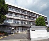 亀岡中学校まで1100m にぎやかな雰囲気です。