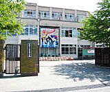 向島東中学校まで421m 活気のある中学校です。