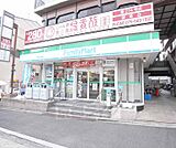 ファミリーマート竹田久保町店まで350m 龍谷大学のすぐ西のコンビニです。最寄駅はくいな橋駅です。