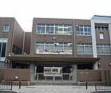 藤森中学校まで1110m 活気のある中学校です。