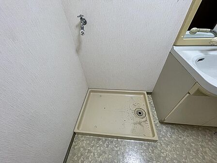 洗面室内に洗濯機置場を完備。脱衣から洗濯、そしてバルコニーへの動線がシンプルで、家事の負担を軽減します。