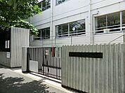 世田谷区立駒沢中学校（212m）