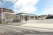 ファミリーマート中川西伏屋店 64m